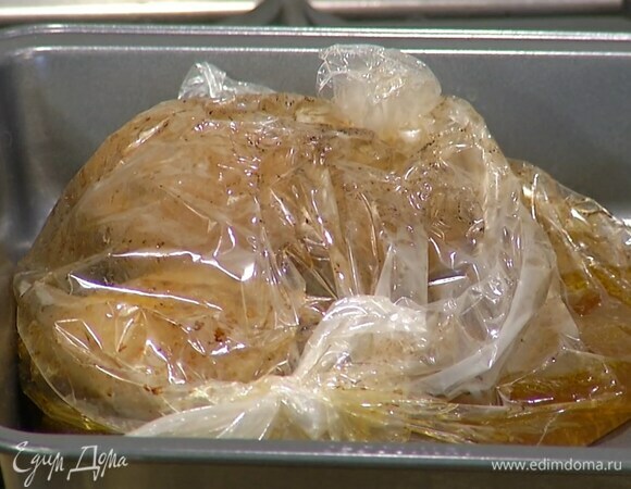 Поместить индейку в рукав для запекания, скрепить края и готовить в разогретой духовке 35–40 мин.