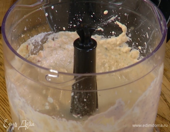 Приготовить соус: чеснок почистить, раздавить плоской стороной ножа и, удалив горькую сердцевину, выложить в блендер, добавить 2 ст. ложки каперсов, анчоусы, тунца и домашний майонез, все взбить, затем влить 1 ст. ложку кипяченой воды и еще немного взбить.