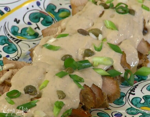 Готовую индейку охладить, нарезать тонкими ломтиками, полить соусом, посыпать нарезанным луком и оставшимися каперсами.