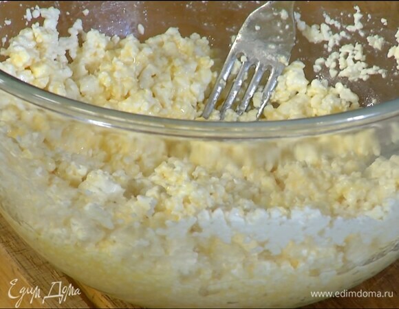 Яйца разбить в глубокую миску, добавить творог, все посолить и размять вилкой.