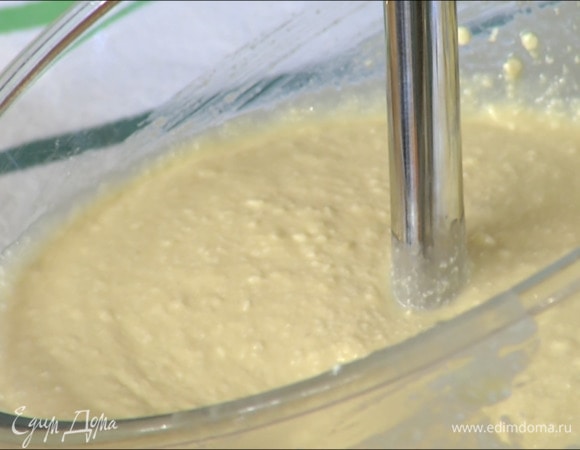 Шоколад выложить в творожную массу, влить ванильный экстракт, все перемешать и взбить погружным блендером, всыпать муку и вымешать.