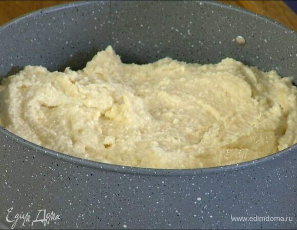 Дно разъемной формы выстелить бумагой для выпечки и равномерно выложить творожную массу. 