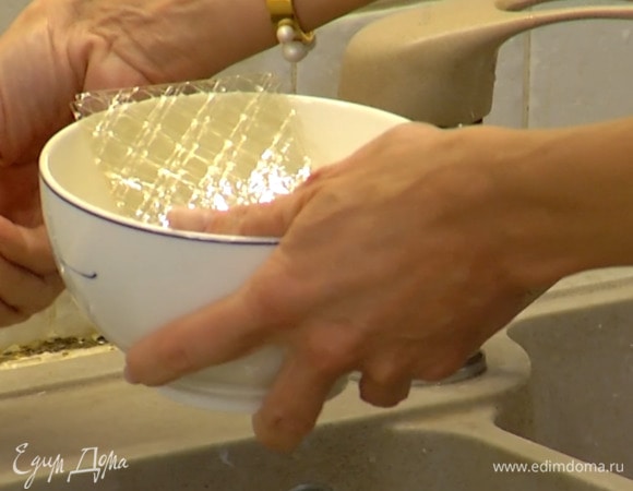 Желатин замочить в холодной воде, затем, слив воду, промокнуть его бумажным полотенцем.