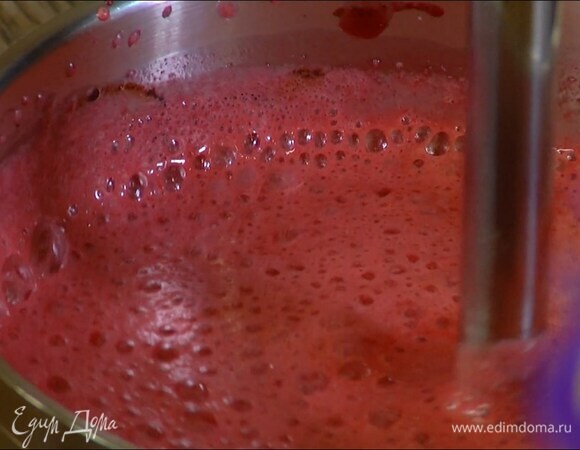 Вишню выложить в кастрюлю и разморозить, затем добавить джем и прогревать пару минут на маленьком огне, добавить набухший желатин, перемешать так, чтобы он полностью растворился, снять с огня и измельчить погружным блендером в однородную массу.