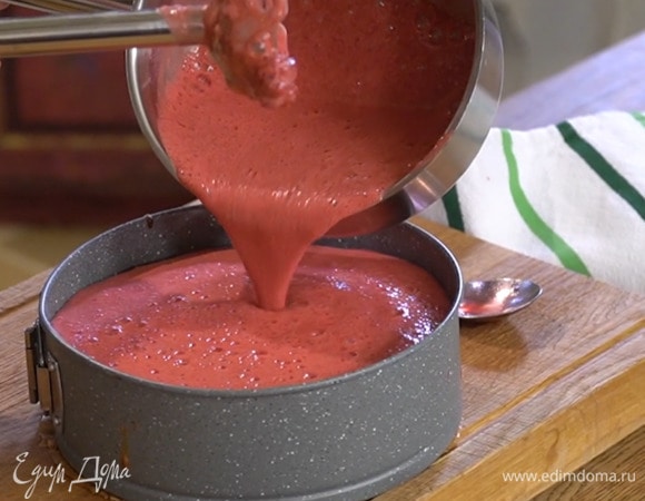 Готовую запеканку остудить в форме, затем влить сверху вишневый соус и отправить в холодильник на 2–3 часа.