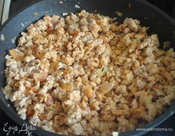 Положить мясо к луку и, помешивая, обжарить на среднем огне 10 минут. Добавить 1 ч. л. паприки, 0,5 ч. л. соли, майоран и черный перец. Перемешать, снять с огня и поставить остывать.