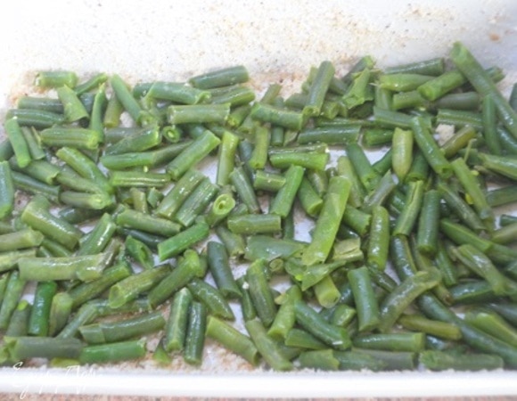 Форму для выпечки (15 х 25 см) смазать сливочным маслом и посыпать сухарями. На дно выложить 1/3 фасоли. Сверху — половину фарша, затем еще 1/3 фасоли, потом оставшийся фарш и завершить слоем фасоли.