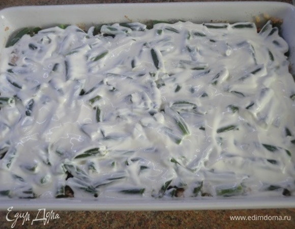 Полить оставшейся сметаной и запекать в духовке 25 минут в при 180–200°C. Ориентируйтесь по своей духовке.