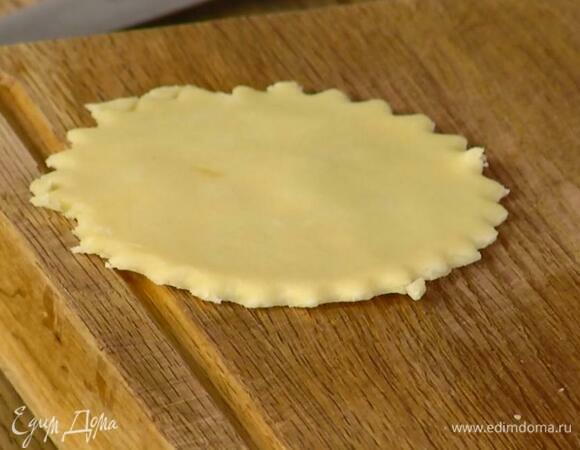 Тесто раскатать в тонкий пласт и формочками для тарталеток вырезать из него кружки.