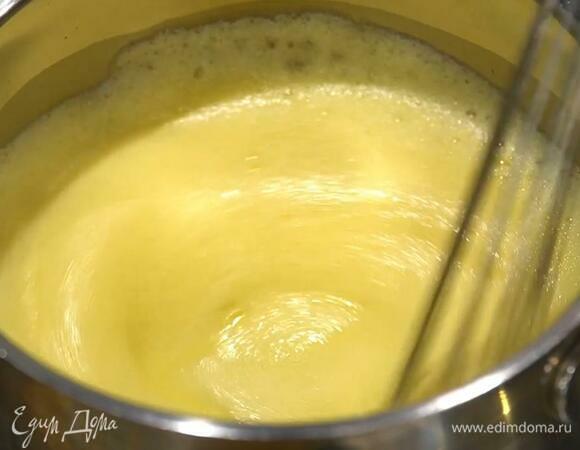 Приготовить крем: яичные желтки перемешать с сахаром, крахмалом и лимонным соком, перелить в небольшую кастрюлю и заваривать на медленном огне, непрерывно помешивая венчиком, пока крем не загустеет, затем снять с огня и перемешивать еще некоторое время.