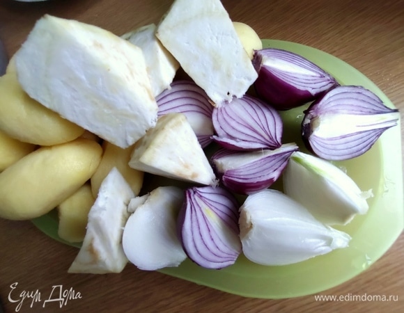 Буду перетирать в электромясорубке, поэтому нарезала на удобные куски.