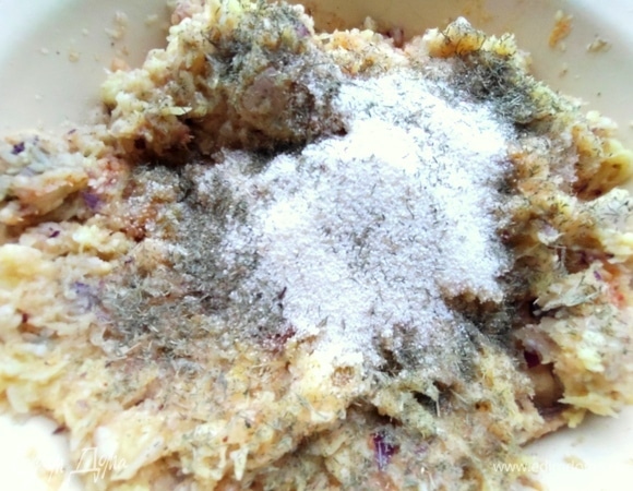 Всыпать манку или сухари. Количество зависит от сорта картофеля.