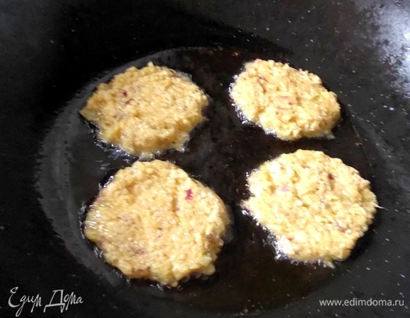 Жарим на сковороде с толстым дном.