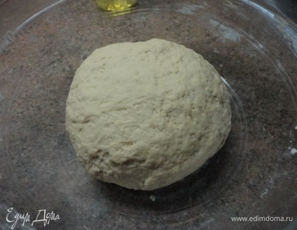 Для теста смешайте муку с дрожжами. В воде размешайте соль и сахар. Замесите тесто и вымешивайте минут 10, затем добавьте масло. Оставьте тесто в теплом месте, чтобы поднялось. 