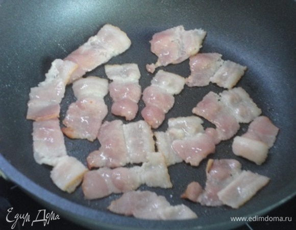 Для начинки бекон обжарьте на сухой сковороде до золотистого цвета.