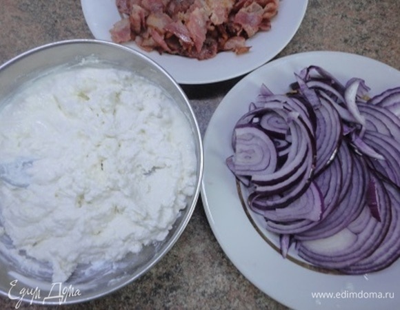 Лук нарежьте тонкими полукольцами. Фету (если любите адыгейский сыр, используйте его, только не забудьте посолить смесь) смешайте со сметаной.