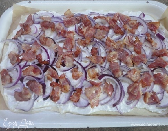 Сверху выложите подрумяненный бекон.