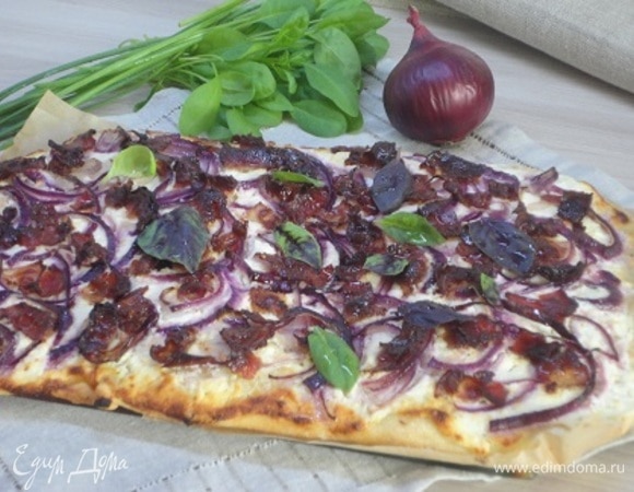 Выпекайте 20–25 минут. Подается пирог горячим, но можно остудить. Сверху я сбрызнула настоянным на перце и чесноке маслом и посыпала любимым базиликом. Не помешал и салат из свежих овощей. 