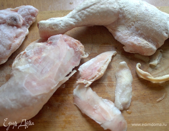 В оригинальном рецепте в числе ингредиентов — куриный жир. Я срезала с замороженных окорочков полоски мяса с жирком.