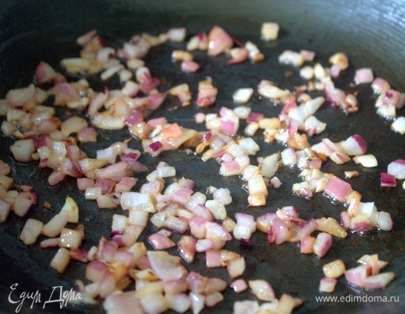 Вынуть куриные шкварки и в растопленном жире обжарить красный лук (можно использовать обычный).