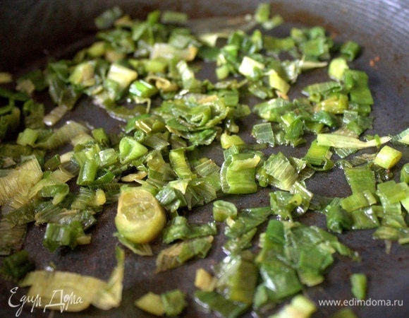 Позже добавить зеленый нарезанный лук.