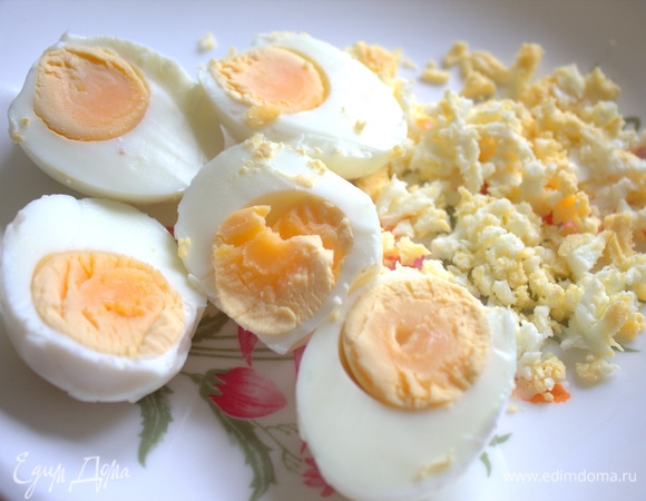 Яйца отварить заранее, еще теплыми размять вилкой.