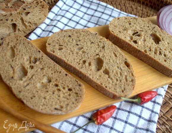 Подавать на любом хлебе. Например, на ржаной чиабатте из местной пекарни.