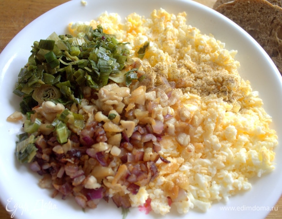 Смешать состав. Лишние шкварки можно заморозить.