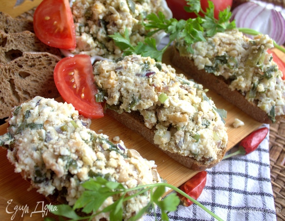 Салат хорошо смешивается, принимает любую форму и отлично намазывается. 