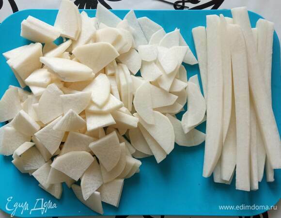 Нарезаем выбранным способом. Я нарезала часть брусочками примерно по 1 см каждая сторона для кимпаба. Длину можно проверить листом нори. Остальное нарезала полу- и четверть-кругами.