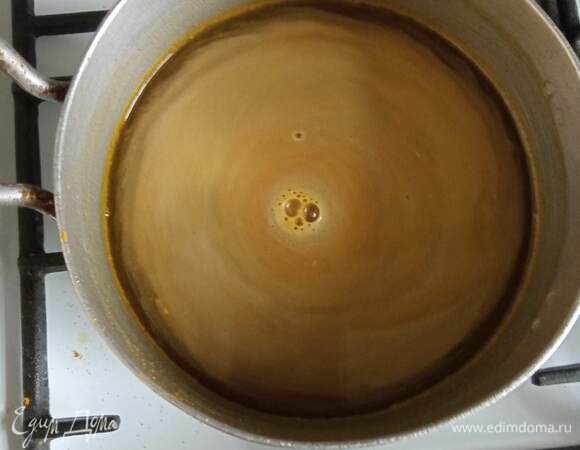 Готовим маринад. В 650 мл воды добавляем уксус, соль, сахар и куркуму. Уже после того, как я замариновала редьку, увидела видео, в котором говорилось, что антираковые свойства куркумы проявляются только в сочетании с черным перцем. Происходит какое-то взаимодействие веществ, и куркума приобретает желаемые свойства. Поэтому можно добавить 10–15 горошин перца. Я теперь тоже буду добавлять. Ставим смесь на огонь, доводим до кипения, уменьшаем огонь и держим минут 5–7, регулярно помешивая.