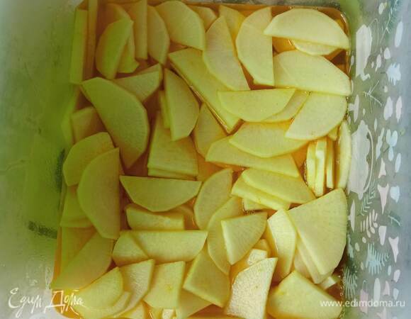 Снимаем маринад с огня, даем немного остыть, процеживаем и заливаем редьку, переложенную в контейнер. Идеально, если есть специальный контейнер для кимчи с прессом или есть что положить сверху. Но если нет, то можно и так оставить. Главное, чтобы редька была полностью покрыта маринадом. Ставим в холодильник на трое суток.