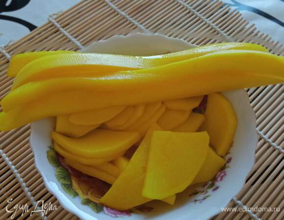 Через три дня дайкон можно употреблять. Денис Ким, у которого я взяла этот рецепт, говорит, что так можно приготовить и зеленую редьку, только ее нужно продержать в маринаде 4–5 дней, чтобы удалить горечь. Приятного аппетита!