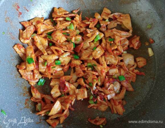 Соевое мясо заливаем теплой водой и оставляем минут на 30 для набухания. Затем промываем, обсушиваем и мелко режем. Обжариваем в разогретом растительном масле минут 10, регулярно помешивая. Добавляем пасту кочудян и мелко нарубленный зеленый лук. Продолжаем обжаривать минут 5, постоянно помешивая, паста имеет тенденцию пригорать. Чуть-чуть подсаливаем.