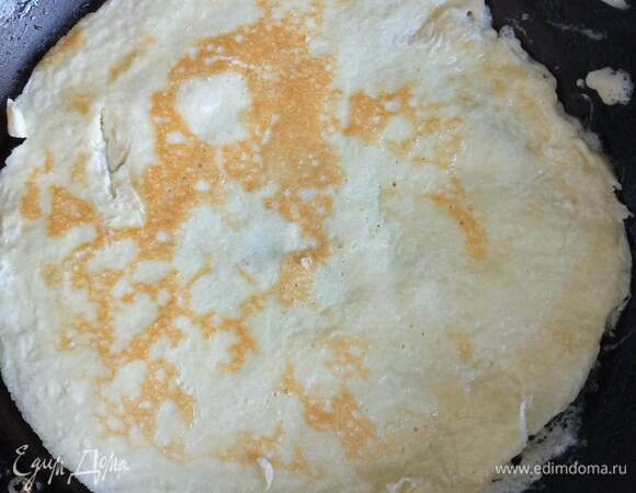 Яйца взбиваем венчиком и жарим на растительном масле яичный блинчик на медленном огне под крышкой. Режем его на полоски.