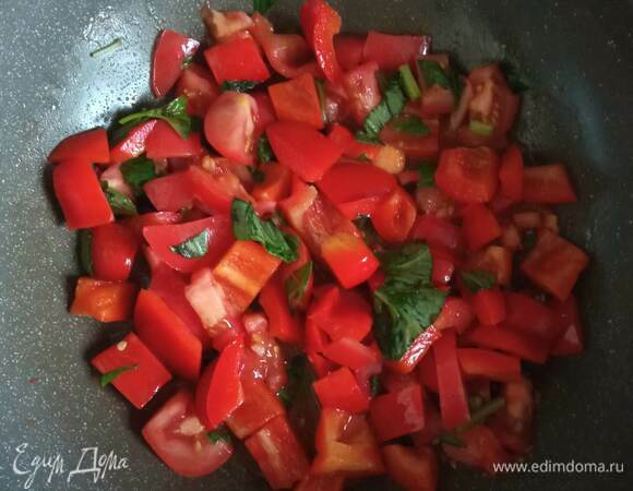 Перец и помидоры режем кубиками. В сотейнике или глубокой сковороде разогреваем оливковое масло с зубчиком неочищенного чеснока. Листья базилика рвем руками. Кладем перец и помидоры в сотейник и обжариваем на медленном огне минут 10. Добавляем базилик, солим, перчим и тушим еще минуты три. Пока овощи тушатся, отвариваем пасту на одну минуту меньше, чем указано на упаковке. Когда паста готова, берем пару половников воды, в которой она варилась, и выливаем ее для соуса в чашку.