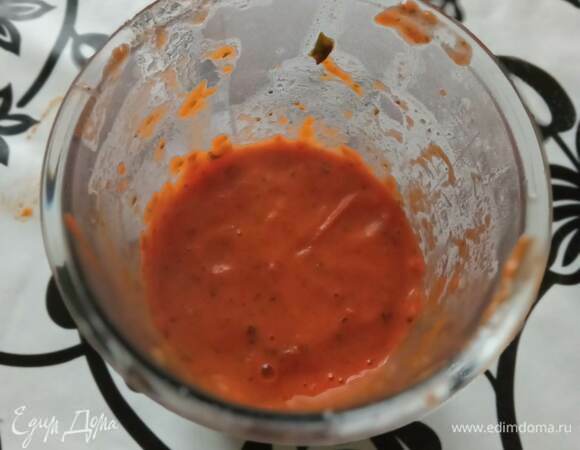 Из сотейника вынимаем чеснок. Овощи измельчаем в блендере до состояния пюре.