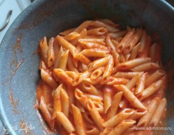 Возвращаем овощное пюре в сотейник, кладем туда макароны, добавляем воду из-под них. Количество воды зависит от густоты вашего пюре. Нужно, чтобы соус обволакивал пасту, но не был жидким. Прогреваем минуты две постоянно помешивая, чтобы макароны пропитались соусом.