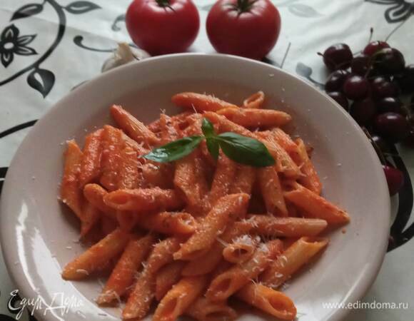 Подаем, посыпав тертым пармезаном и украсив базиликом. Приятного аппетита!