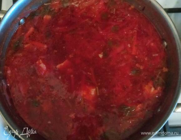 Добавляем зажарку в кастрюлю с бульоном и овощами, когда капуста и картофель готовы. Добавляем уксус, чтобы суп не потерял цвет. Кладем нарезанное мясо. Я добавляю петрушку в этот момент. Можно добавить при подаче. Прогреваем все вместе пару минут. Солим по вкусу. Вынимаем лавровый лист.