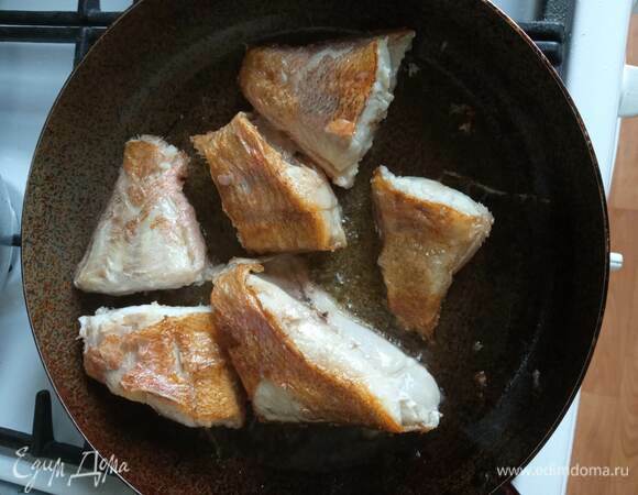 Рыбу промыть и обсушить бумажными полотенцами. Нарезать на куски, посолить, поперчить и обжарить в растительном масле.