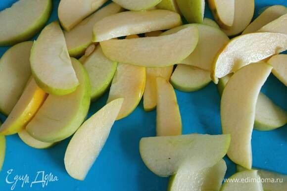 Яблоки нарезать на дольки и сбрызнуть лимонным соком, чтобы не потемнели.