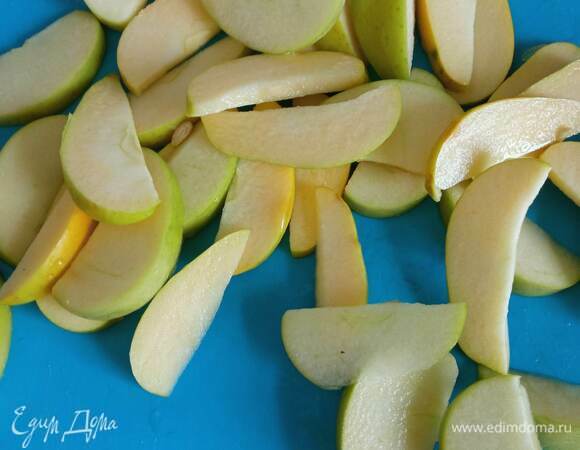 Яблоки нарезать на дольки и сбрызнуть лимонным соком, чтобы не потемнели.