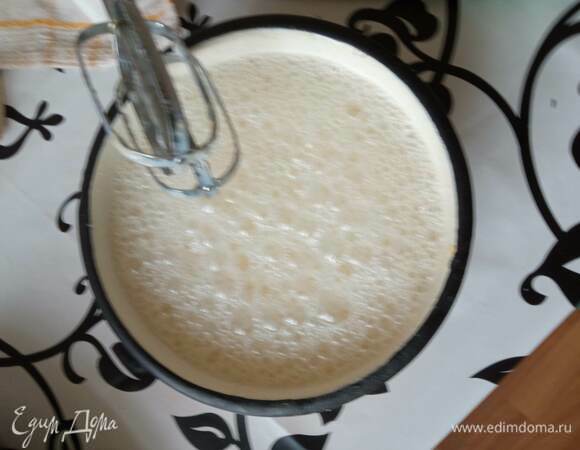 Яйца слегка взбить, добавить муку и перемешать. Влить молоко, приправить солью и перцем и взбить миксером на самой высокой скорости.