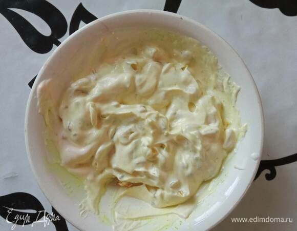 Лук мелко шинкуем и обжариваем на растительном масле 5 минут, посыпав порошком карри. Чеснок пропускаем через пресс. Смешиваем майонез со сметаной, добавляем лук и чеснок. Досаливаем по вкусу.