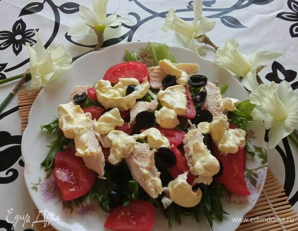 Выкладываем соус сверху на салат. Приятного аппетита!