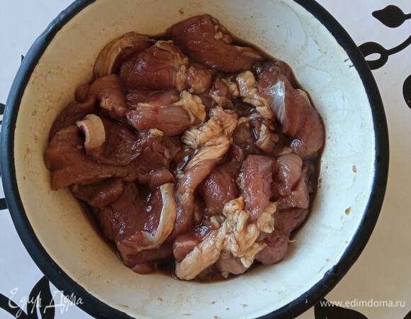 Свинину режем на небольшие кусочки, добавляем 2 ст. л. соевого соуса и рисовый уксус и оставляем минимум на час мариноваться. Отвариваем яичную лапшу, как указано на упаковке. Отвариваем яичную лапшу до состояния 90% готовности и промываем холодной водой.