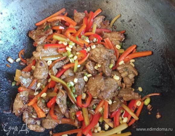 Добавляем ростки сои, перемешиваем и жарим еще 5 минут. Затем идет яичная лапша, оставшийся соевый и устричный соусы. Посыпаем сахаром и перцем чили по желанию. Перемешиваем, если вам мало соли, добавьте. Мне обычно хватает из соусов. Готовим еще 3–4 минуты, лапша должна немного поджариться.