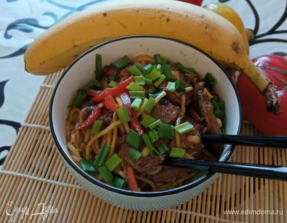 Готовую лапшу перекладываем в тарелку. Сверху можно посыпать зеленым луком. Приятного аппетита!