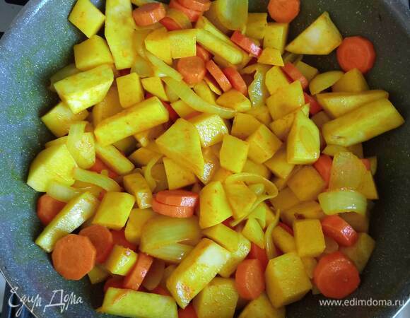 Лук, картофель, морковь и сельдерей режем кубиками. Обжариваем в сливочном масле, посыпав куркумой и белым перцем, минут 5. Добавляем муку, хорошо перемешиваем, вливаем вино и тушим минут 5–7 до полного выпаривания алкоголя.